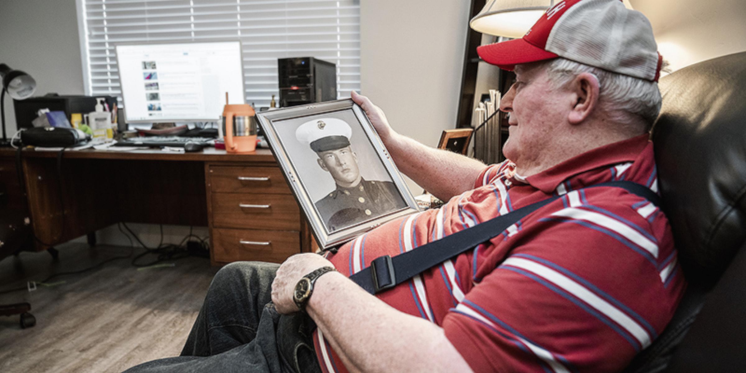 Frank Luthi looking at veteran photo
