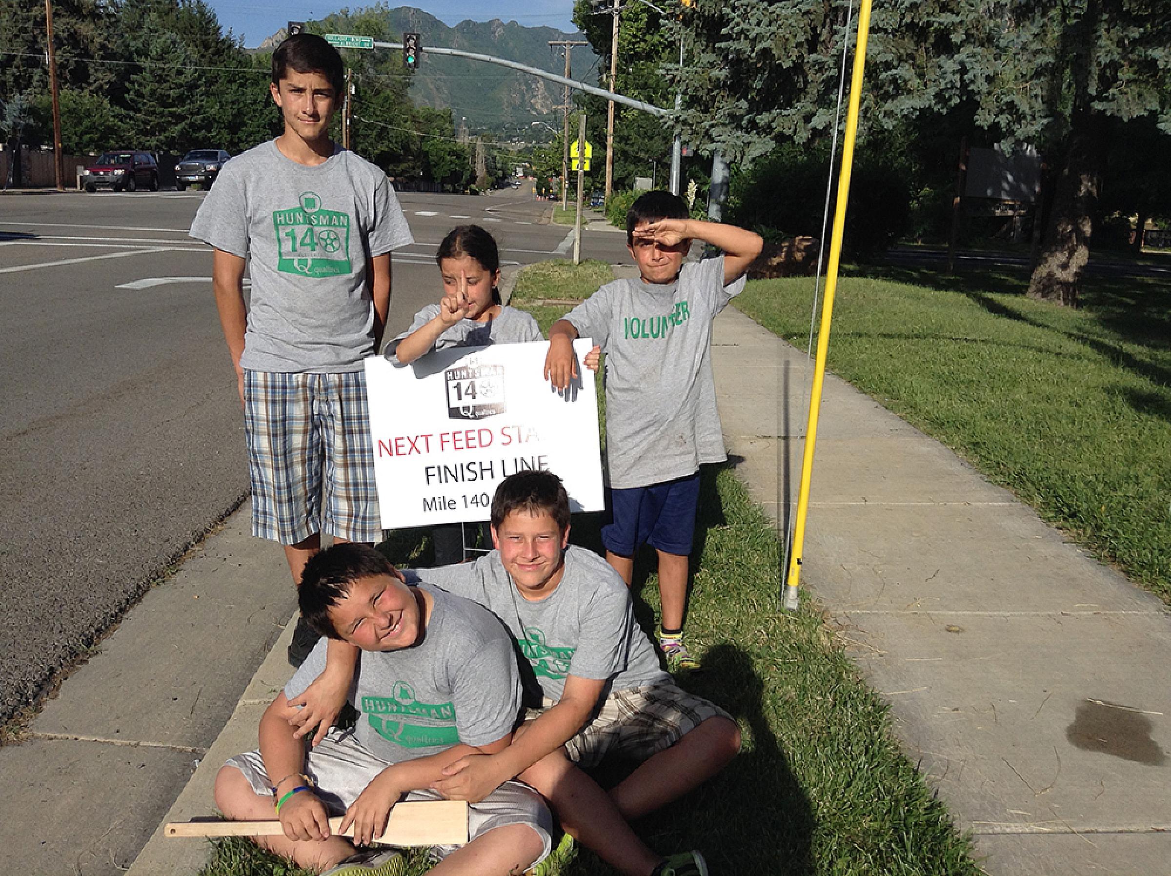Arauzo kids hold sign at sporting event