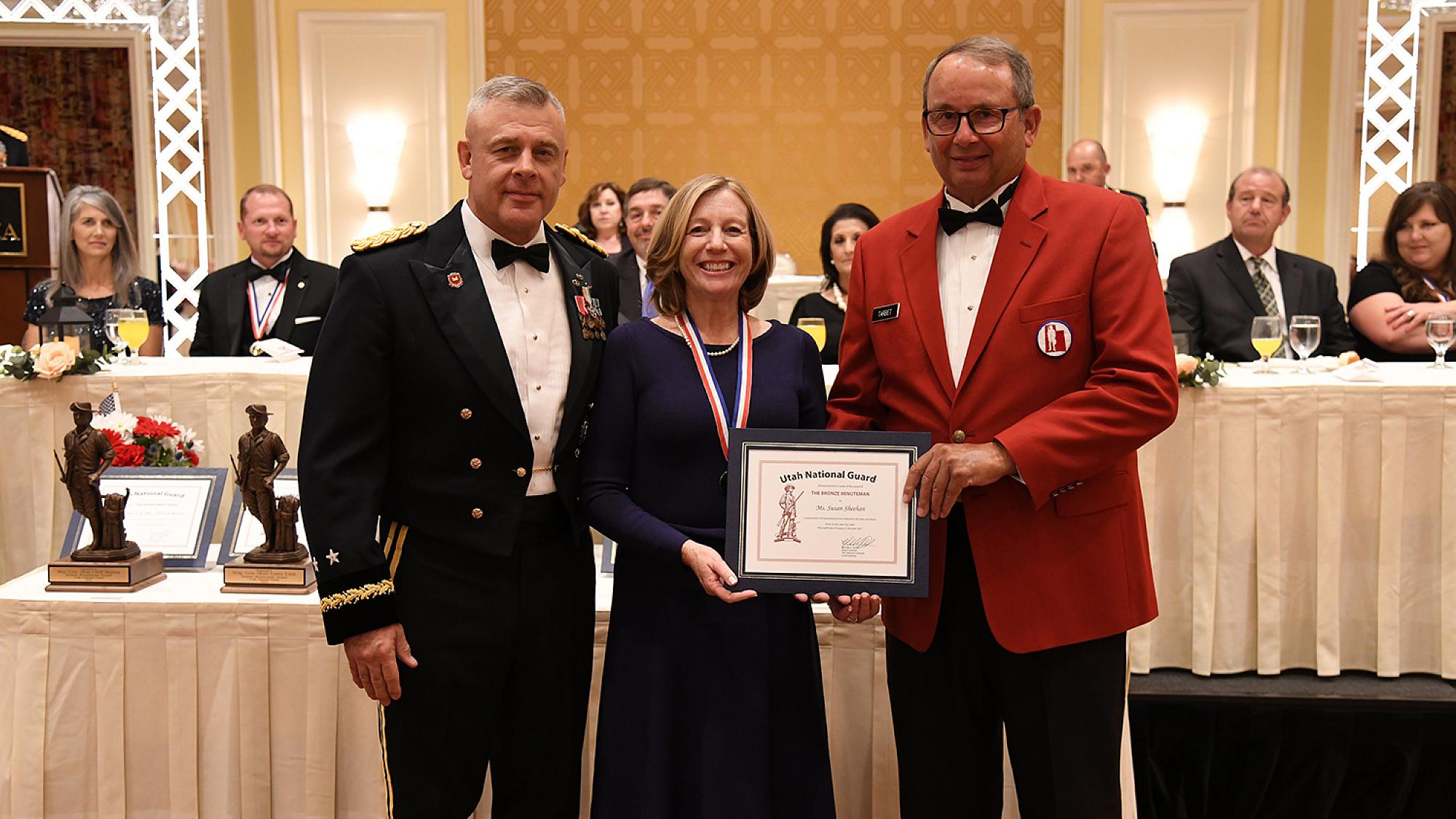 Susan Sheehan receiving Bronze Minuteman Award from UNG