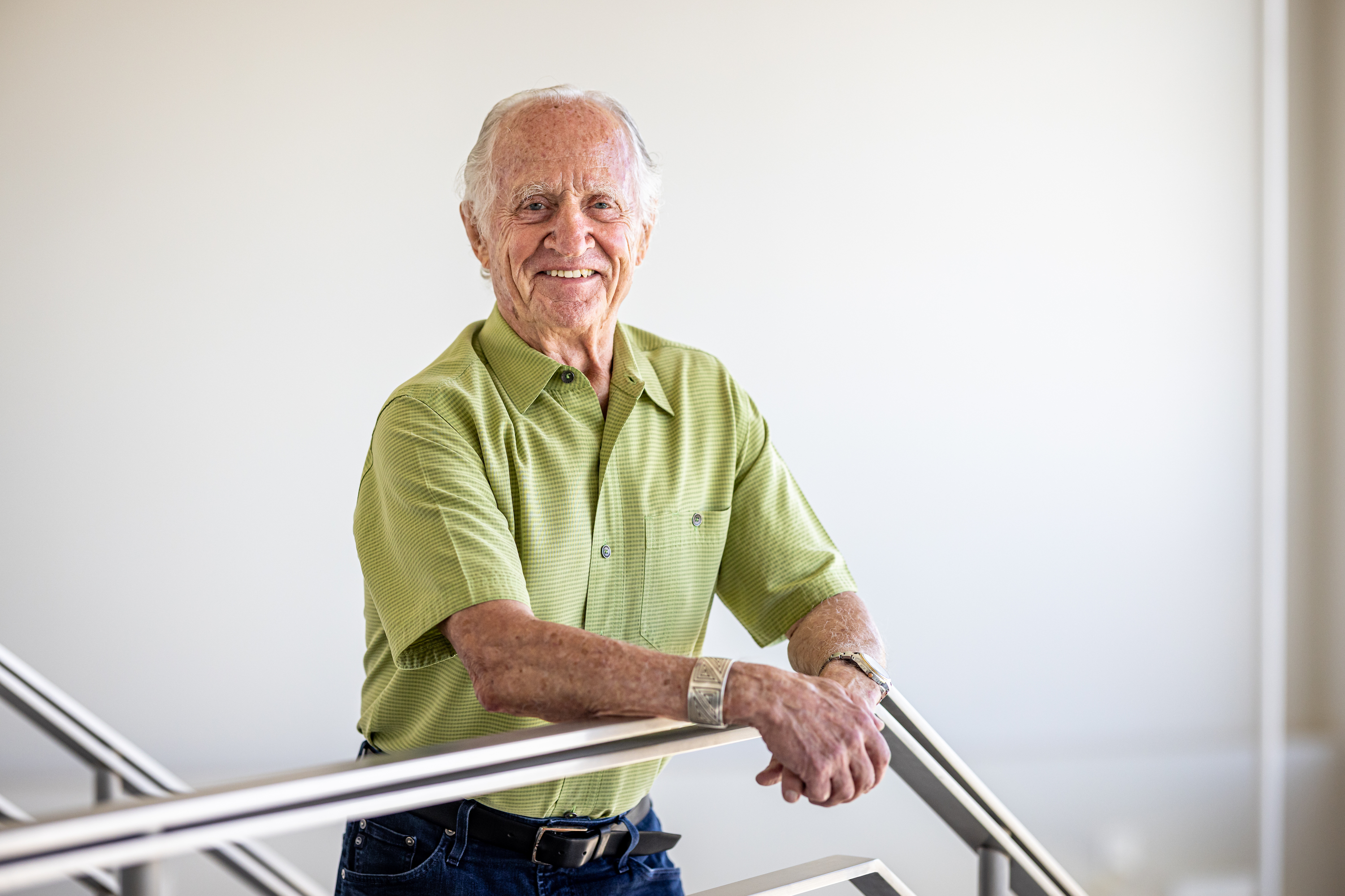 Nobel Laureate Mario Capecchi, Ph.D., standing at the top of the stairs.