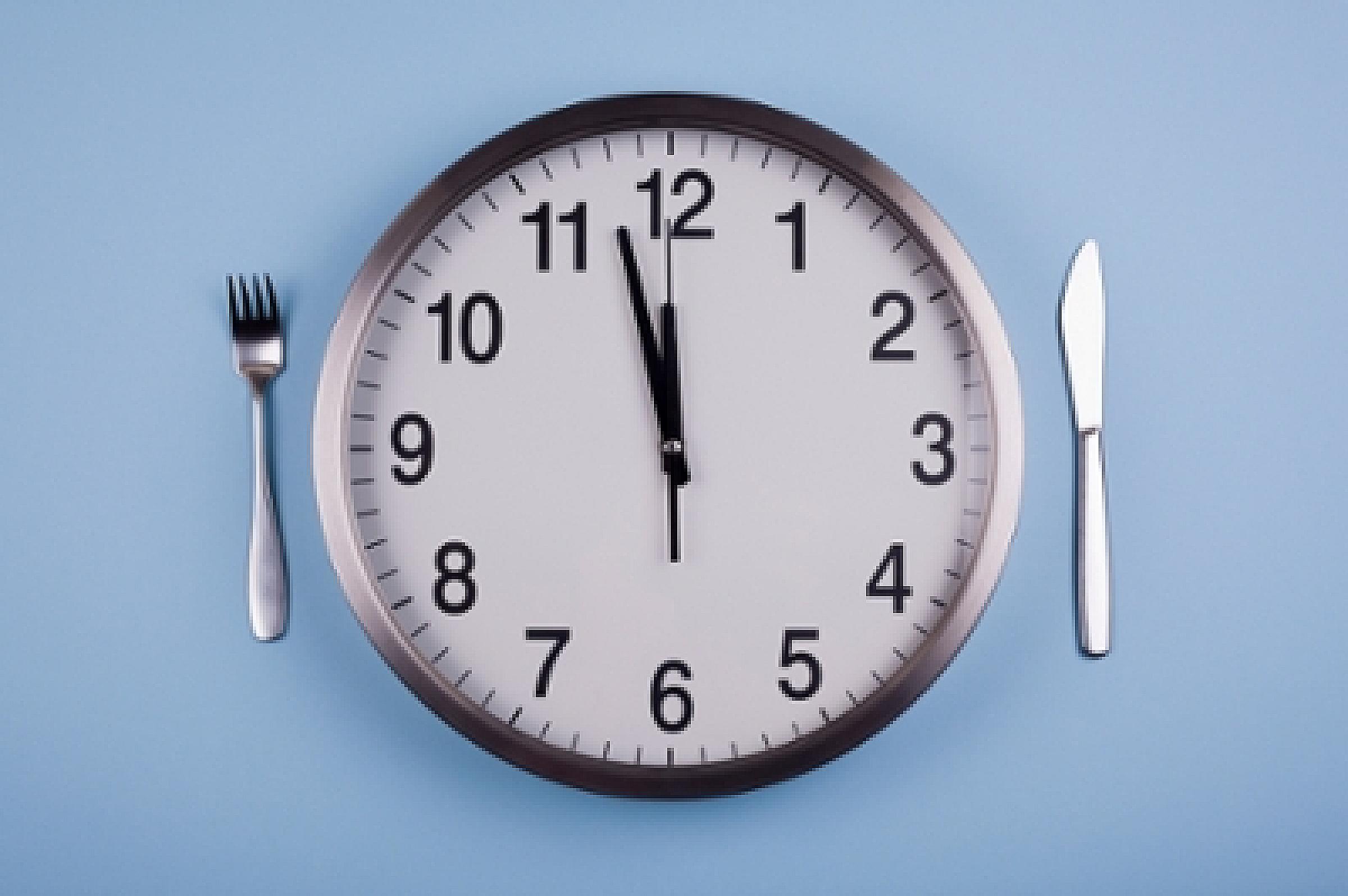 Clock with fork and knife