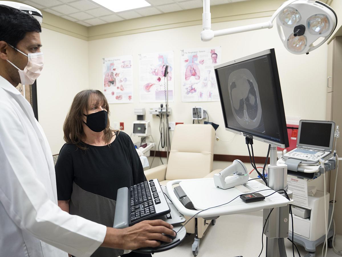 HCI doctor reading a lung cancer screening low-dose CT scan